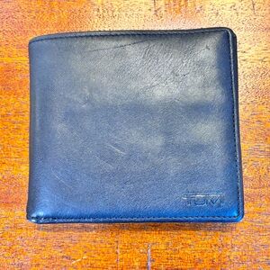 Tumi men’s black leather bi-fold wallet